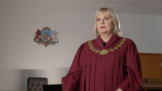 Attēlā redzama tiesnese