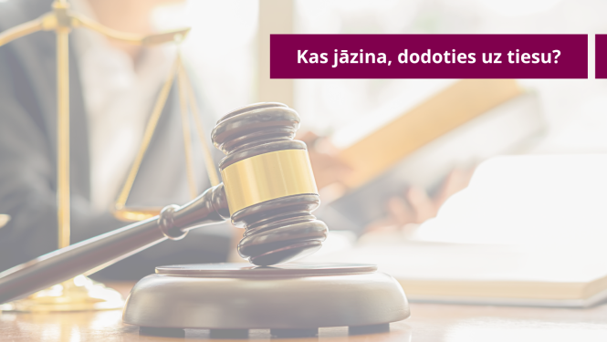  Attēls, kurā redzams tiesneša āmurs un svari, fonā aizmiglojies cilvēks lasa grāmatu. Attēla augšdaļā uz sarkanas joslas ir teksts: "Kas jāzina, dodoties uz tiesu?"