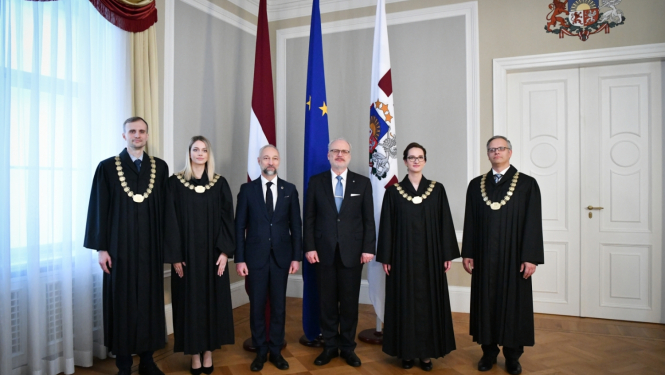 Attēlā attēloti tiesneši pēc zvāresta nodošanas pie prezidenta