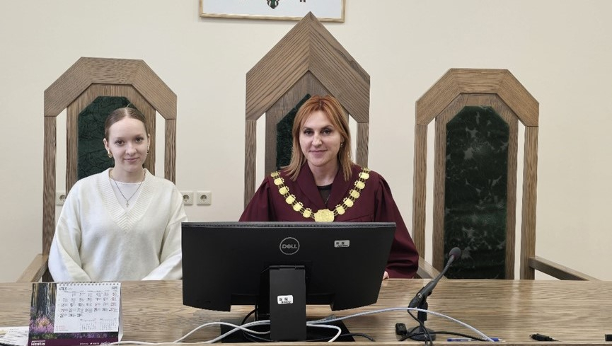 Attēlā redzma ēna ar tiesnesi