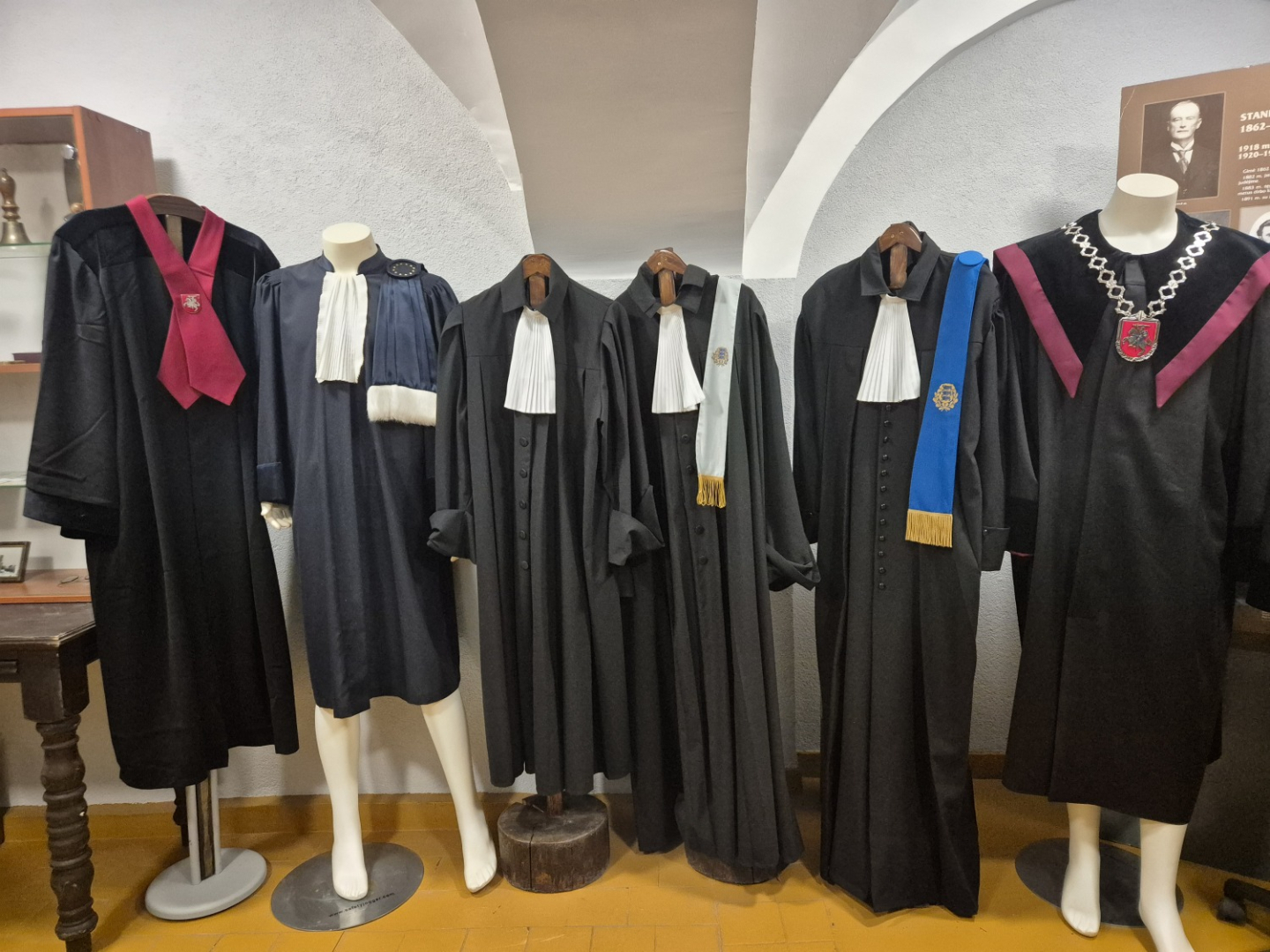 Attēlā redzamas tiesnešu mantijas Šauļos