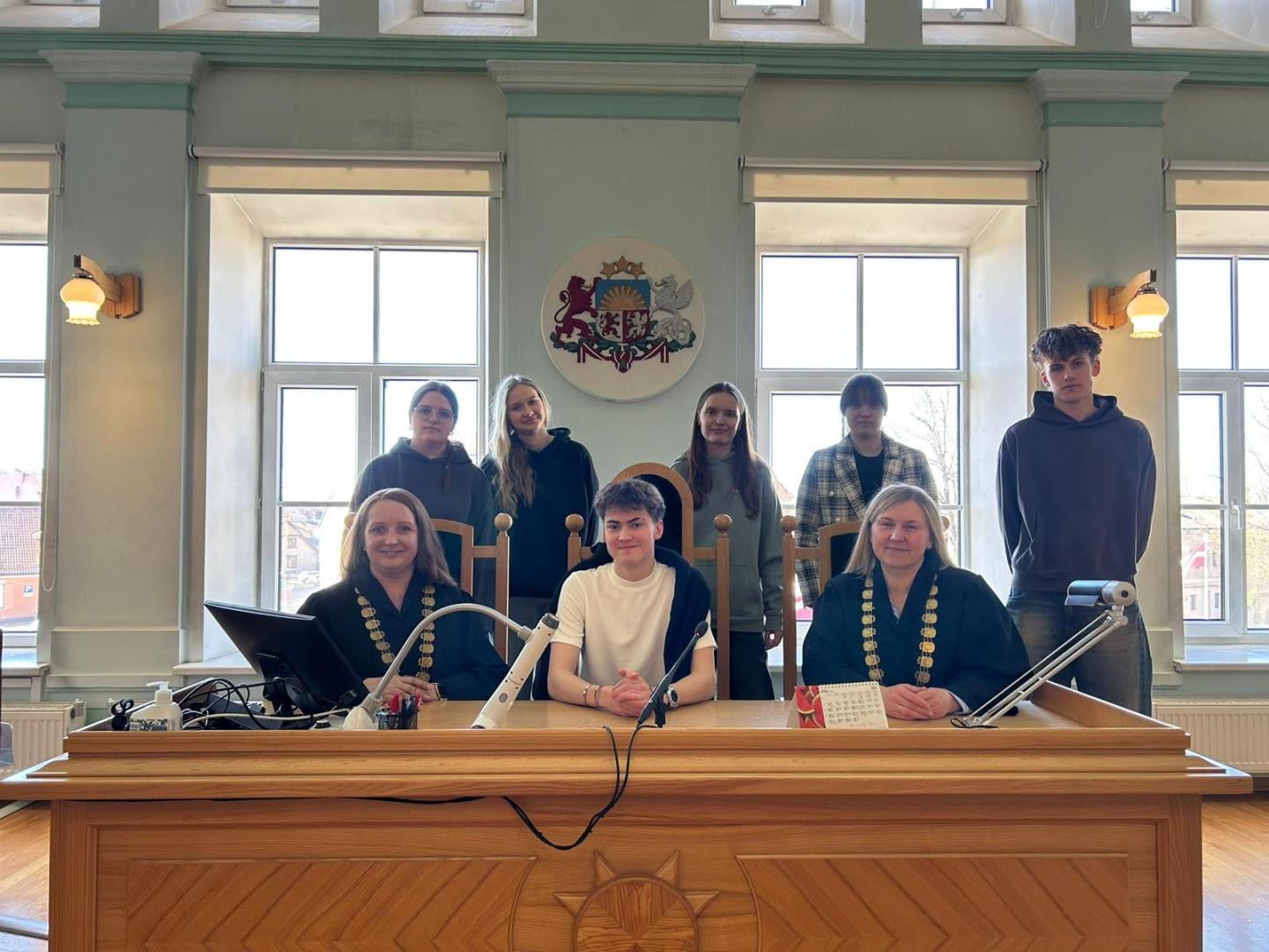 Attēlā redzami pasākuma dalībnieki Vidzemes rajona tiesā Cēsīs un Valmierā