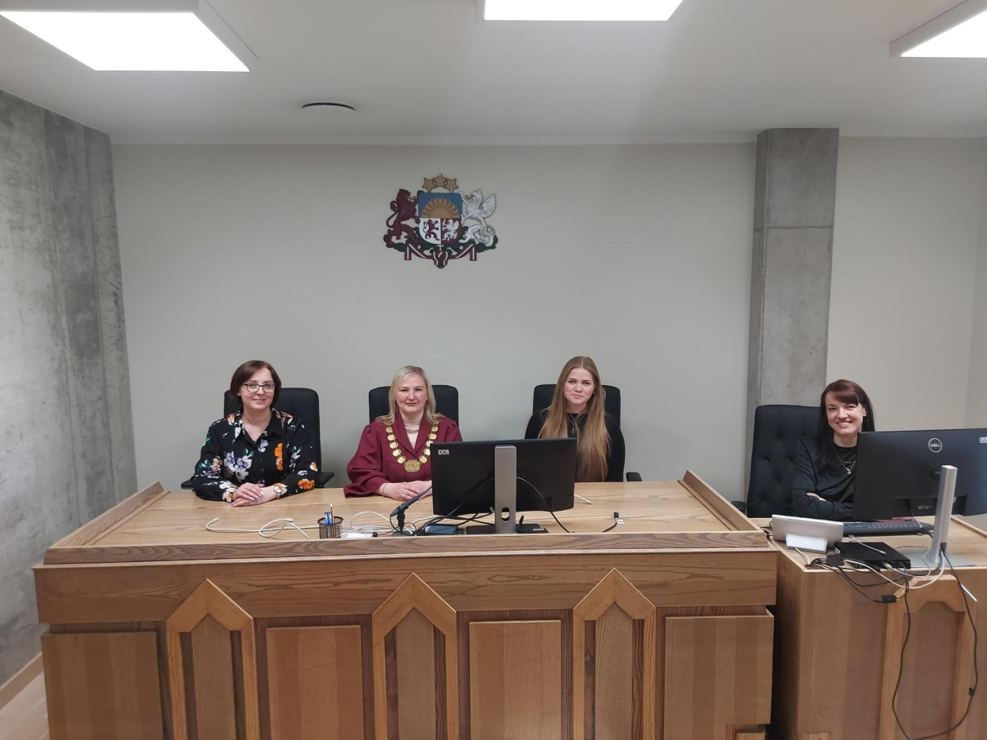 Attēlā redzama pasākuma dalībnieki Zemgales apgabaltiesas Jēkabpils tiesu namā 