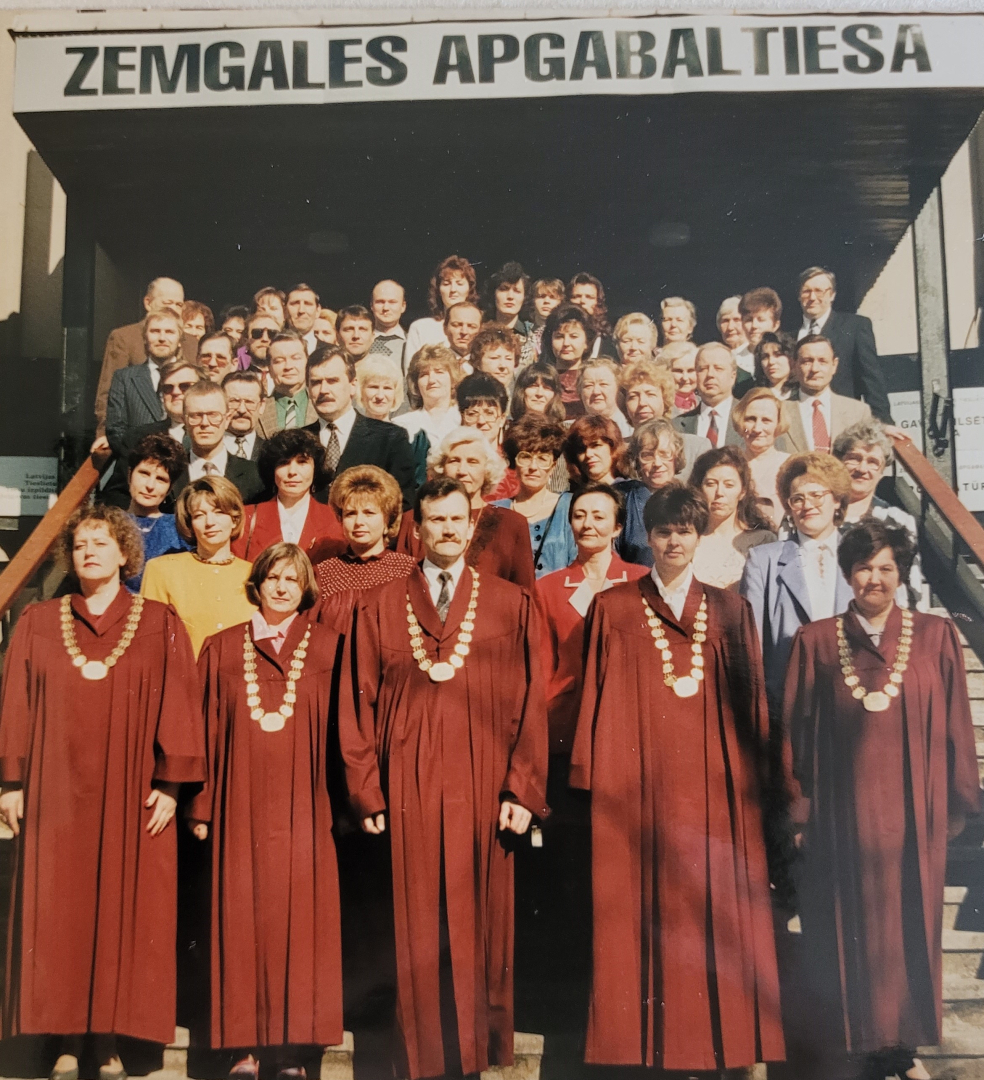 Attēlā redzami Zemgales apgabaltiesas darbinieki