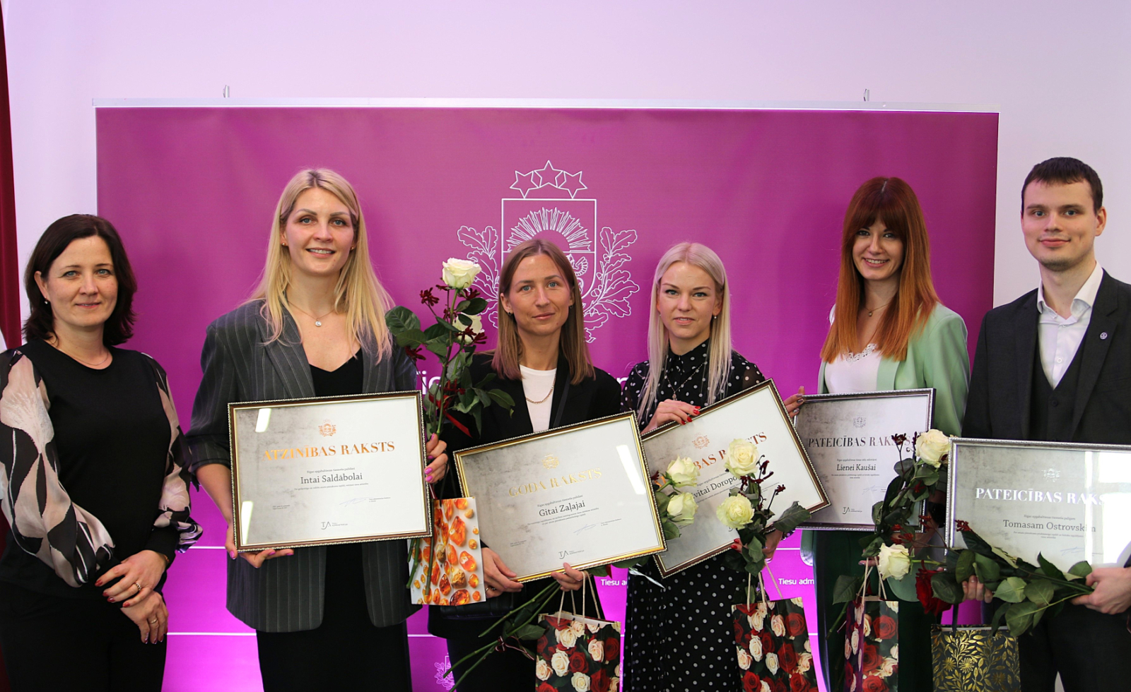 Attēlā redzami apbalvotie