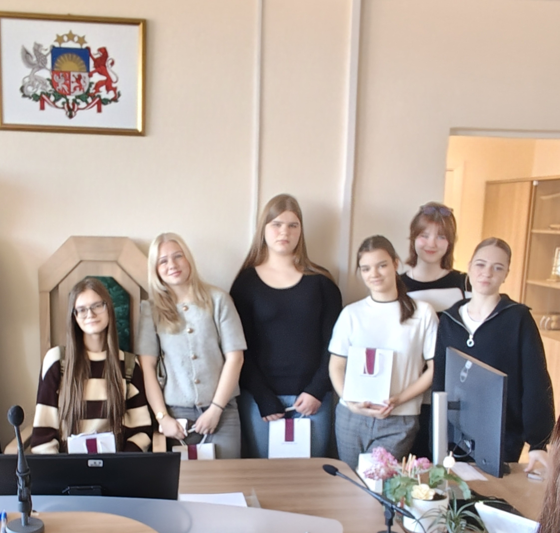 Attēlā redzama pasākuma dalībnieki Zemgales rajona tiesā Jelgavā 