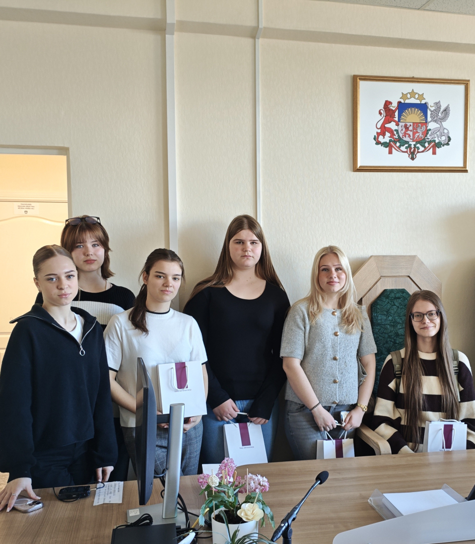 Attēlā redzama pasākuma dalībnieki Zemgales rajona tiesā Jelgavā 