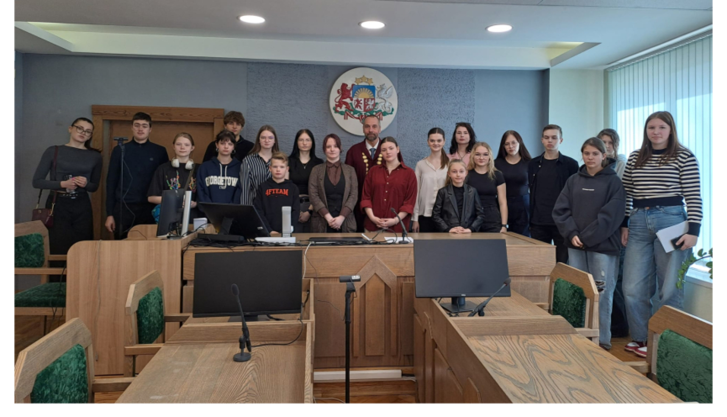 Attēlā attēlotas "Ēnas" ar tiesnešiem