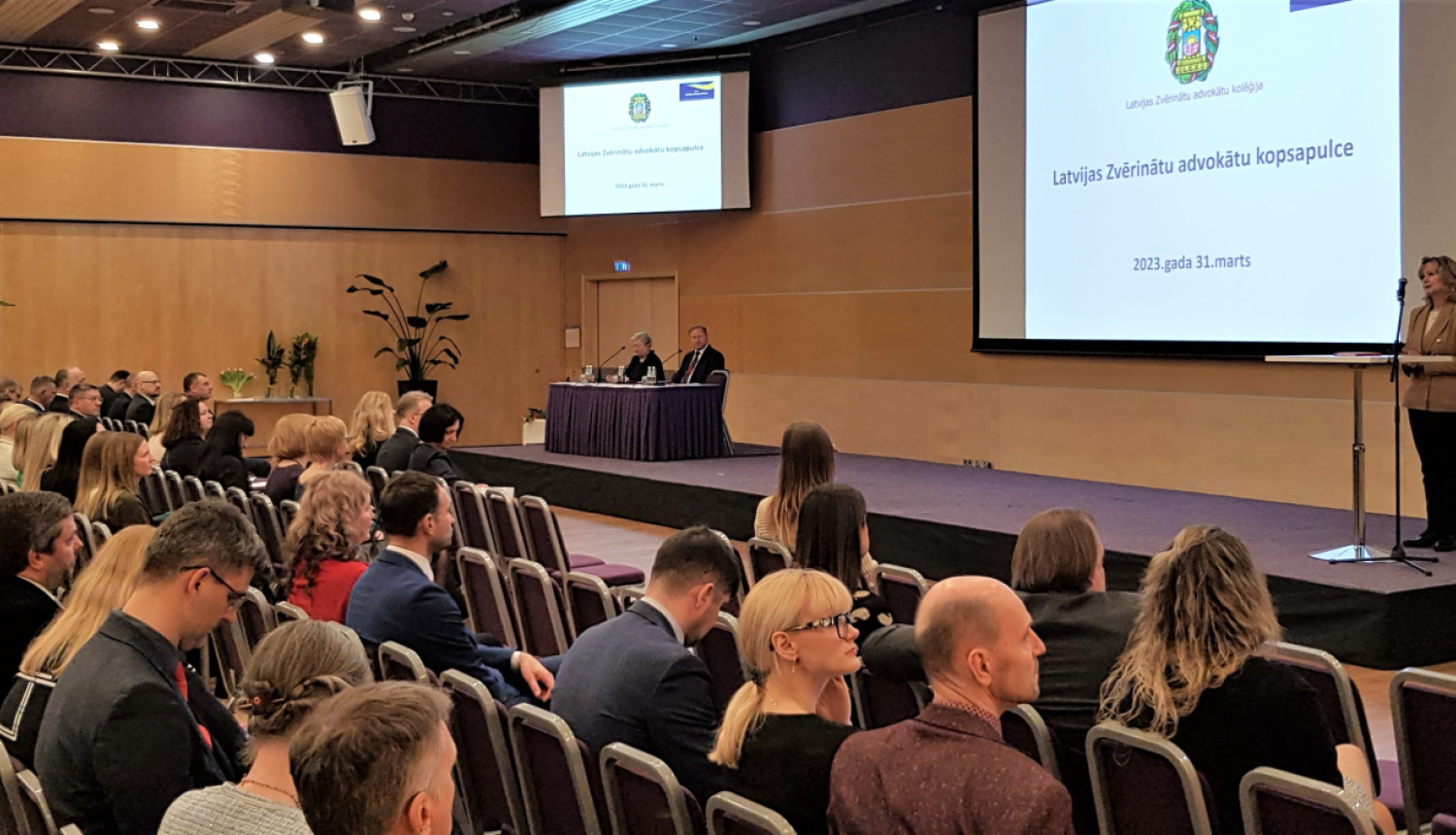 Attēlā redzama konferences telpa