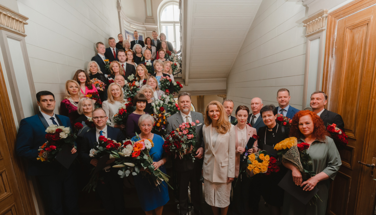 Attēlā ir kopbilde ar apbalvojumu saņēmušie tiesneši