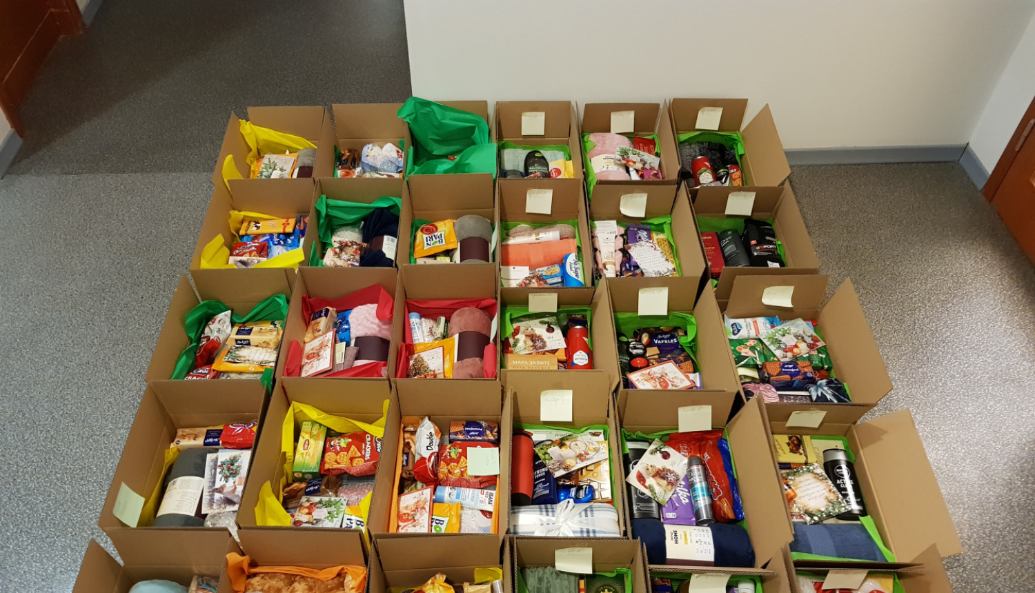 Attēlā redzamas Rīgas pilsētas Vidzemes priekšpilsētas tiesas kolektīva sarūpētās dāvanas