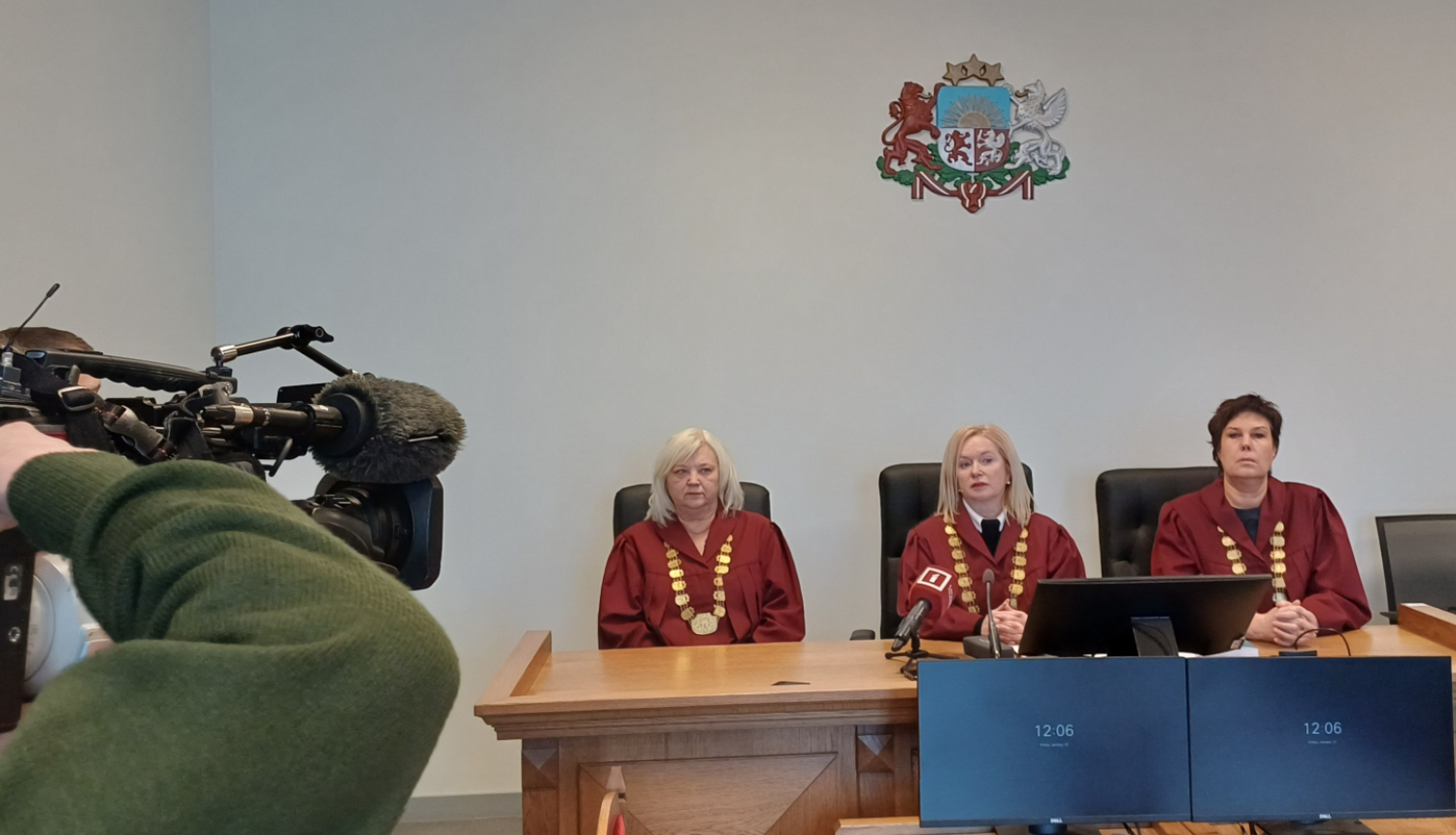 Attēlā redzams kā tiesnese pasludina spriedumu