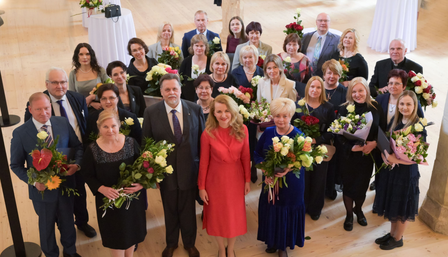 Attēlā redzami apbalvojamie