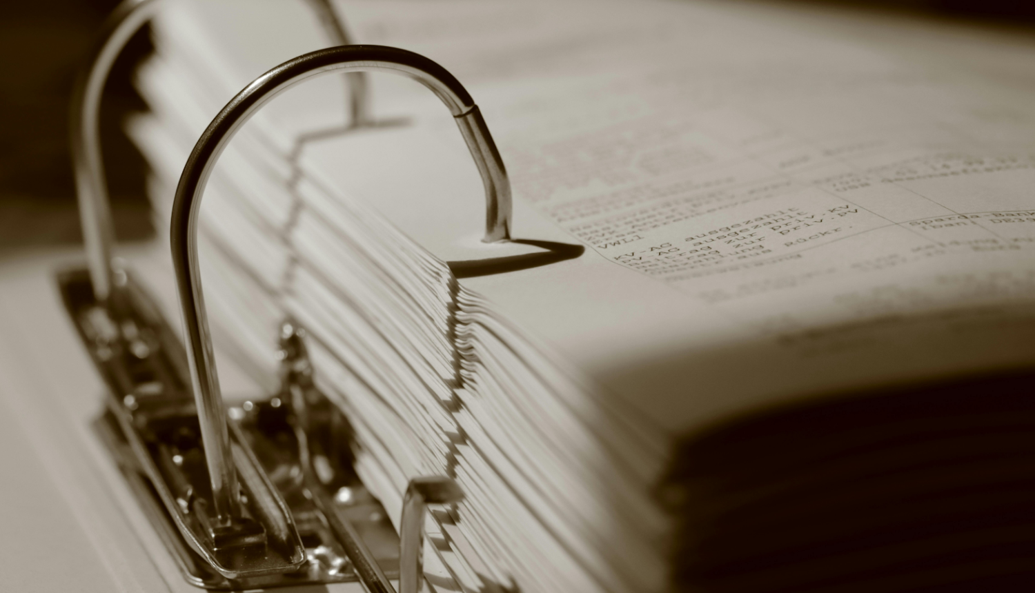 Attēlā redzama bieza mape ar tajā saliktiem dokumentiem