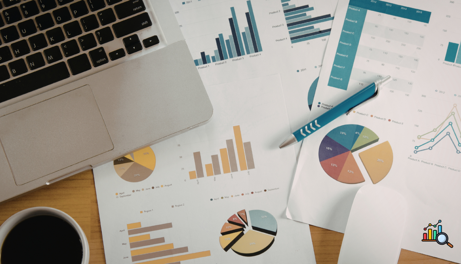 Attēlā redzams dators un pildspalva