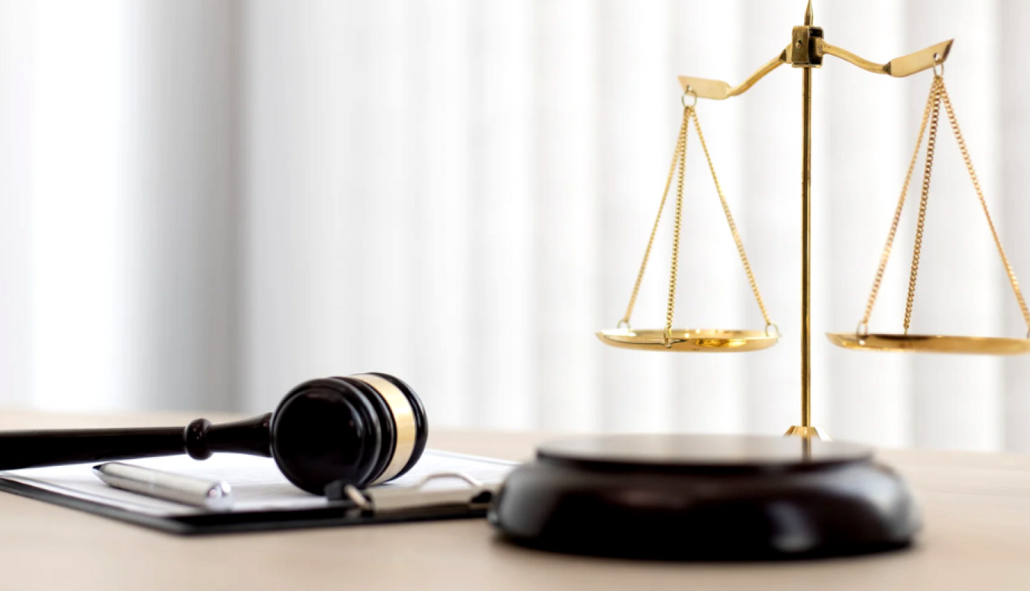 attēlā svari un āmurs