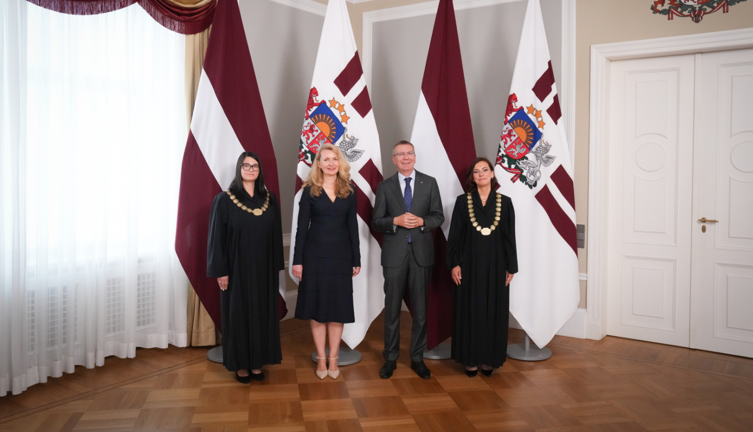 Attēlā redzams Prezidents, Tieslietu ministre un arī jaunās tiesneses