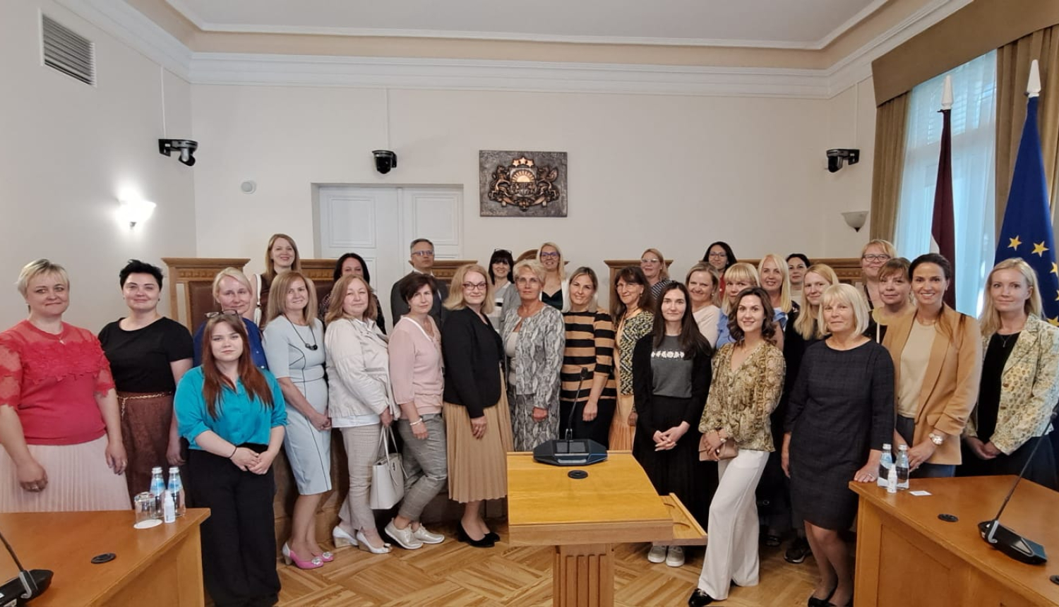 Attēlā redzama Satversmes tiesas un Rīgas rajona tiesas tiesnešu un tiesnešu palīgu darba vizītē Satversmes tiesā