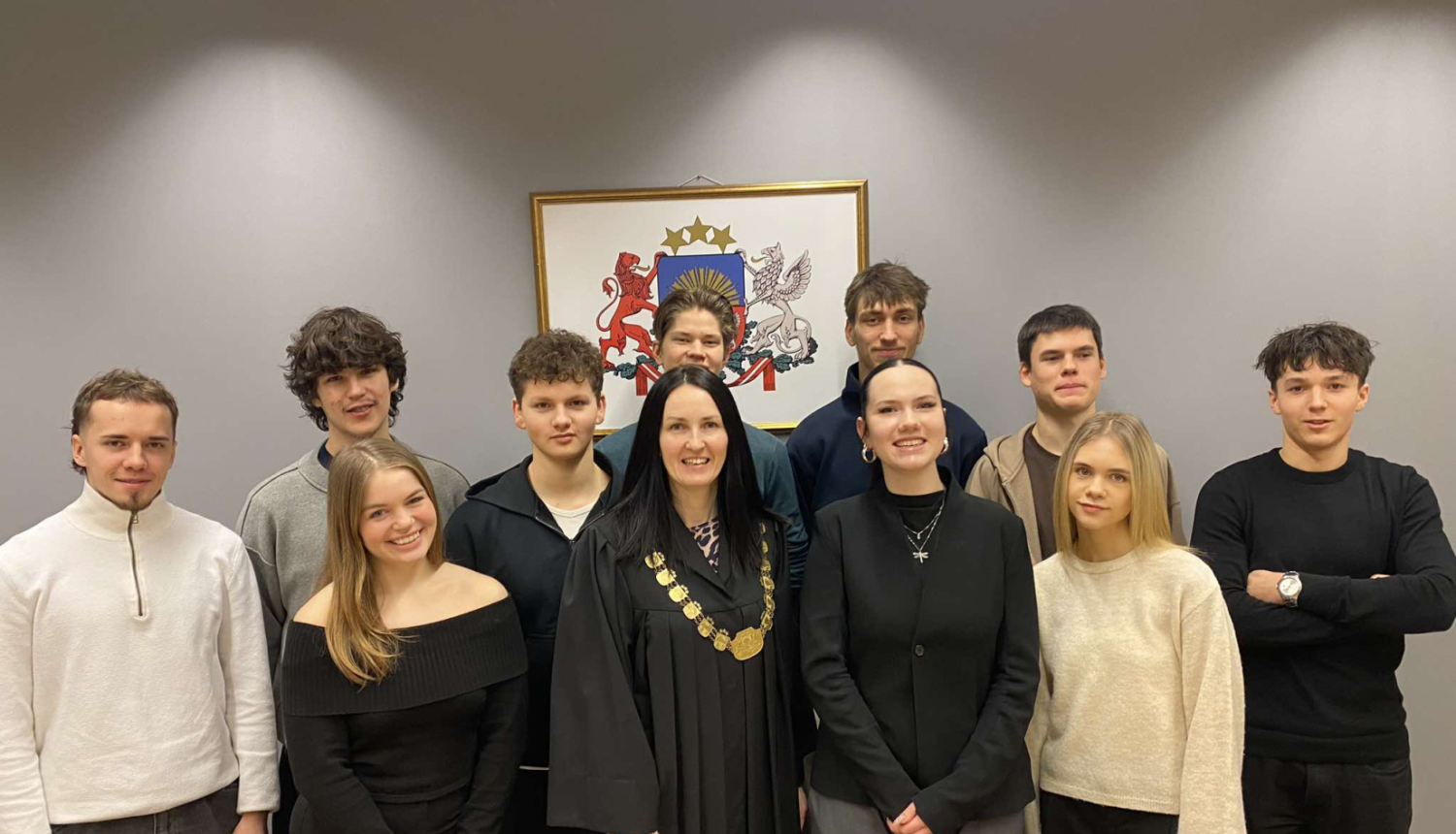 Attēlā redazami skolēni ar teisnesi