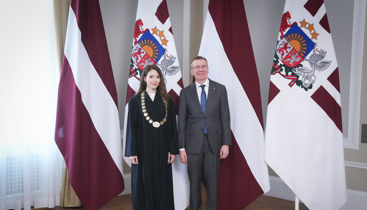 Attēlā redzama tiesnese Natālija Laveniece-Straupmane un Valsts prezidents