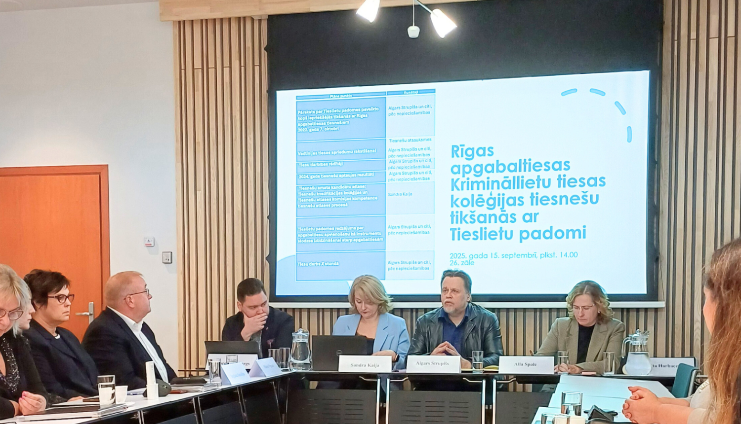 Attēlā redzams Tieslietu padomes priekšsēdētājs A.Strupišs tiekoties ar RA Krimināllietu tiesas kolēģijas tiesnešiem