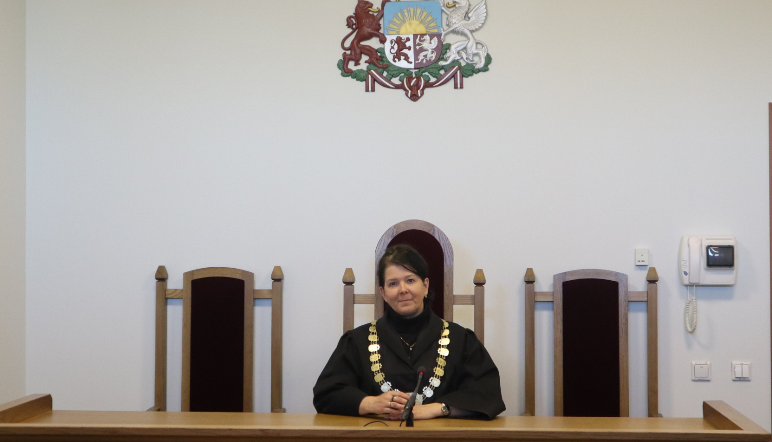 Attēlā redzama tiesnese