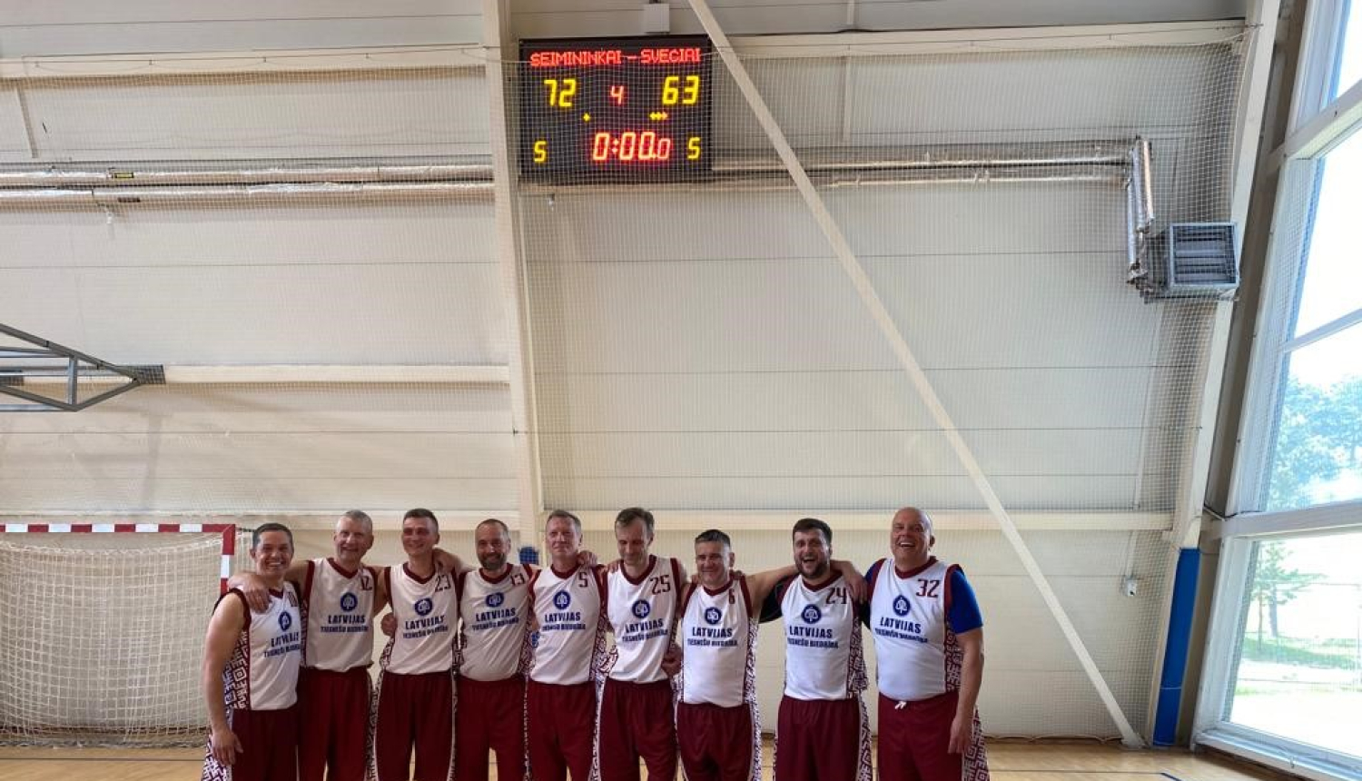 Attēlā attēlota basketbola komanda