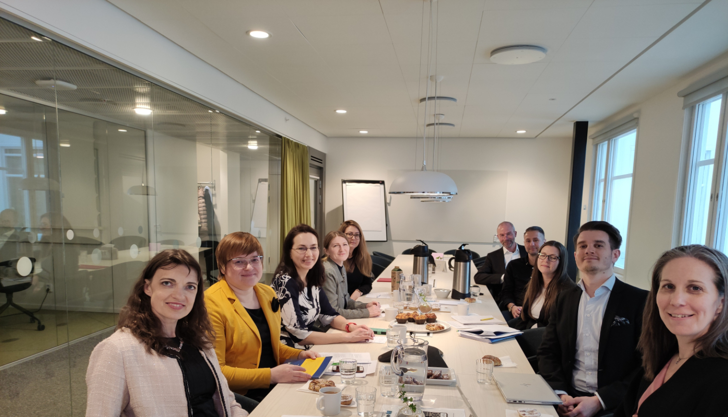 Attēlā redzams ka Latvijas delegācija iepazīstas ar zviedru pieredzi pacientiem nodarītā kaitējuma kompensēšanai