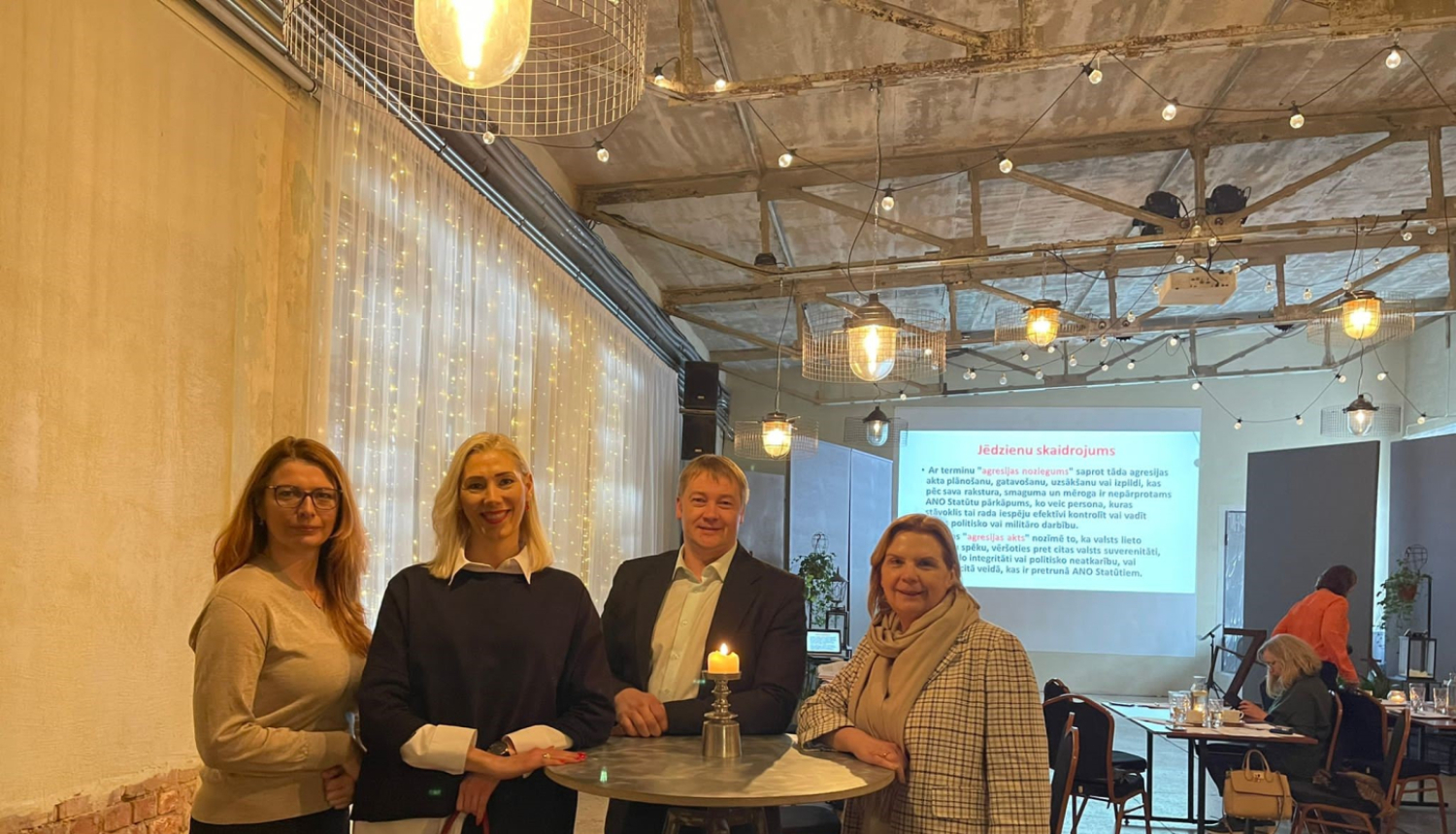 Attēlā redzams kā tiesneši piedalās mācībās par neiecietības novēršanu un apkarošanu