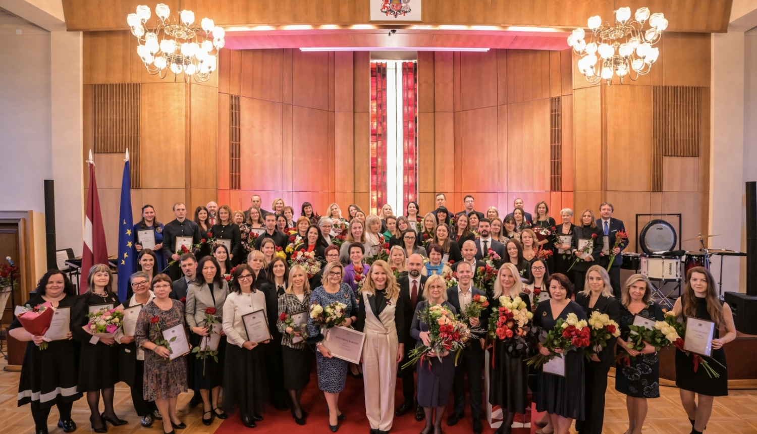 Attēlā redzami apbalvotie kolēģi