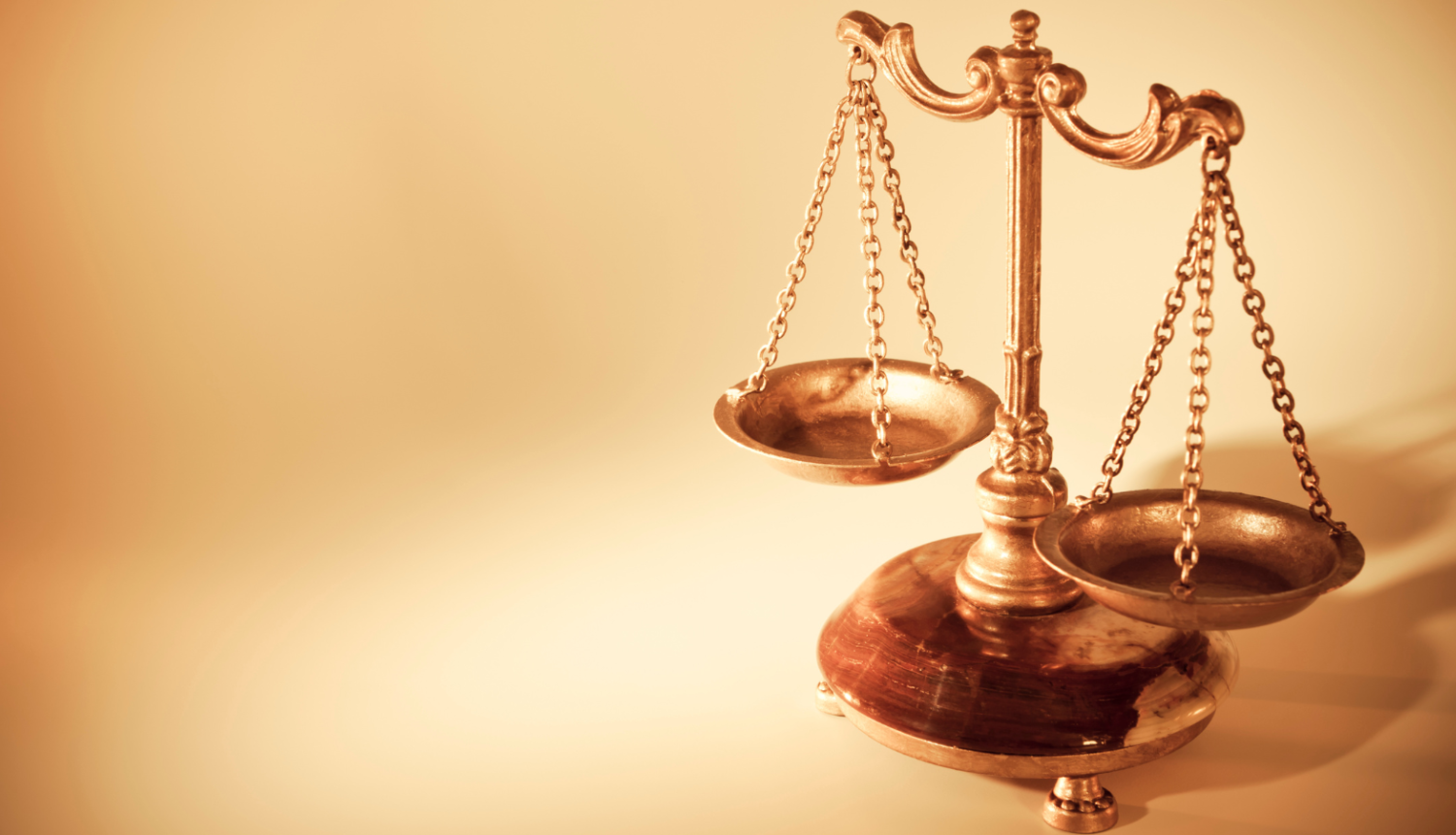 Attēlā redzami Temīdas - taismīguma svari