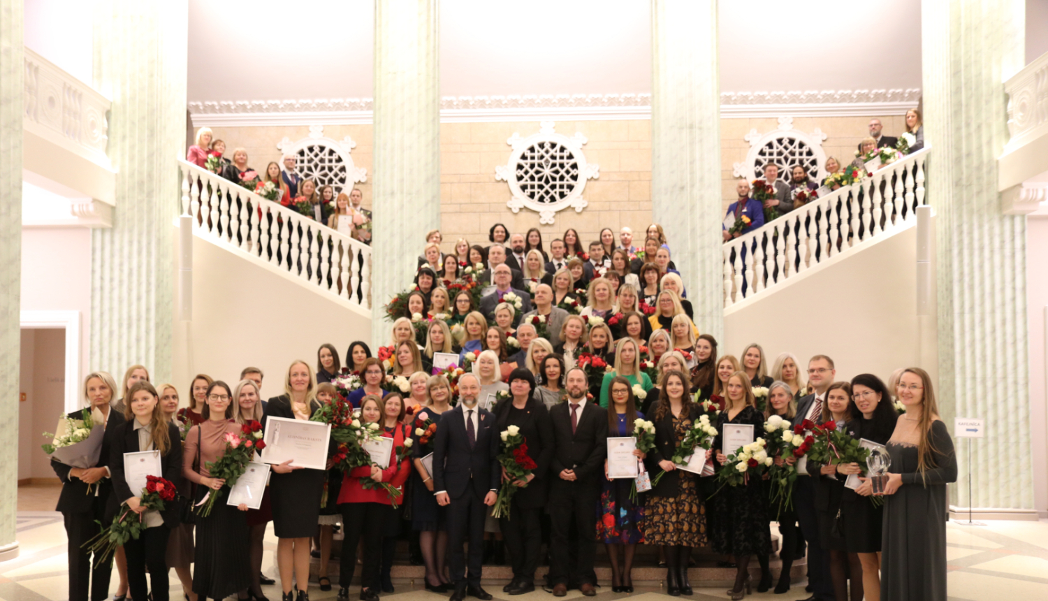 Attēlā redzami apbalvotie kolēģi