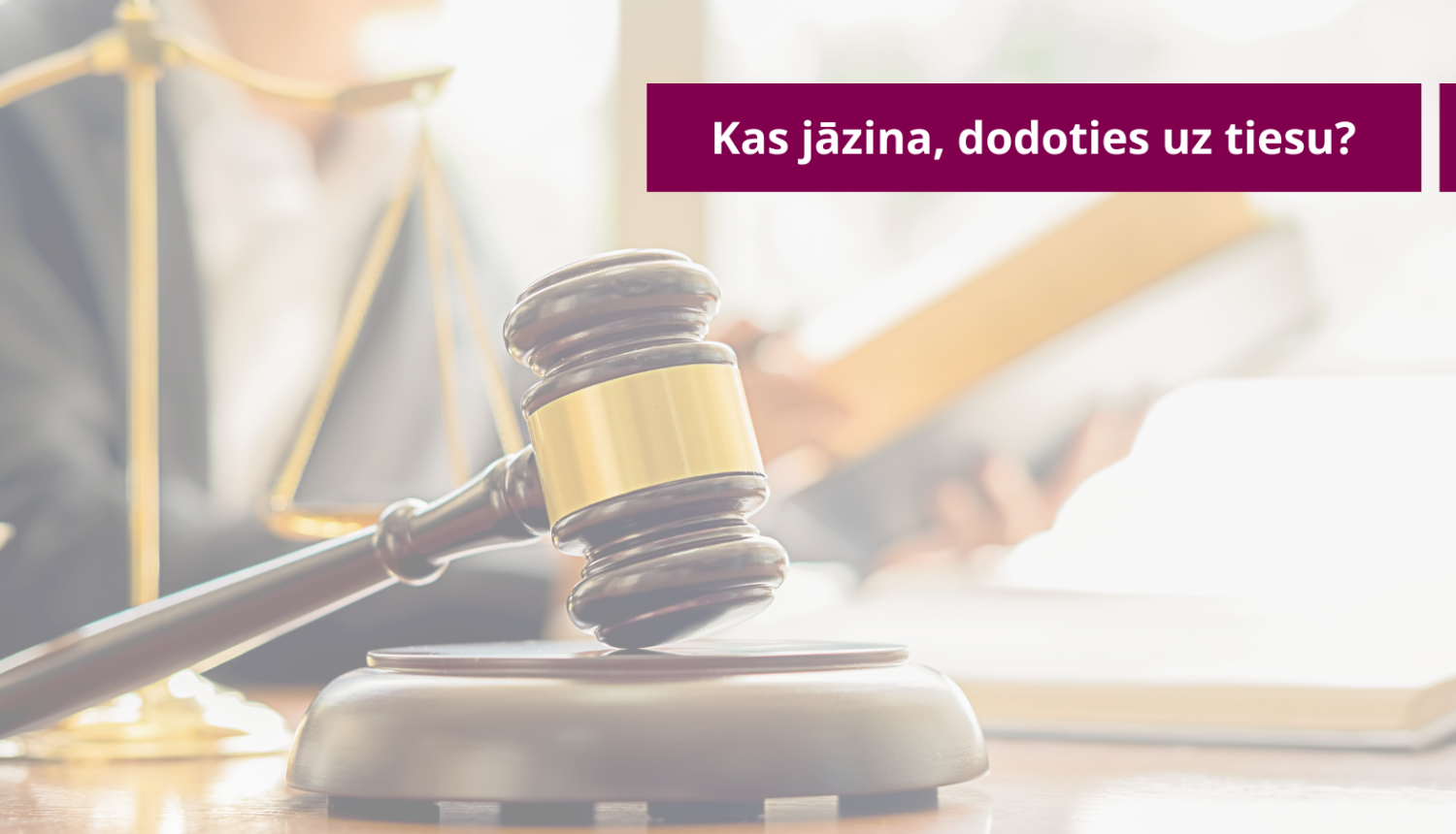  Attēls, kurā redzams tiesneša āmurs un svari, fonā aizmiglojies cilvēks lasa grāmatu. Attēla augšdaļā uz sarkanas joslas ir teksts: "Kas jāzina, dodoties uz tiesu?"