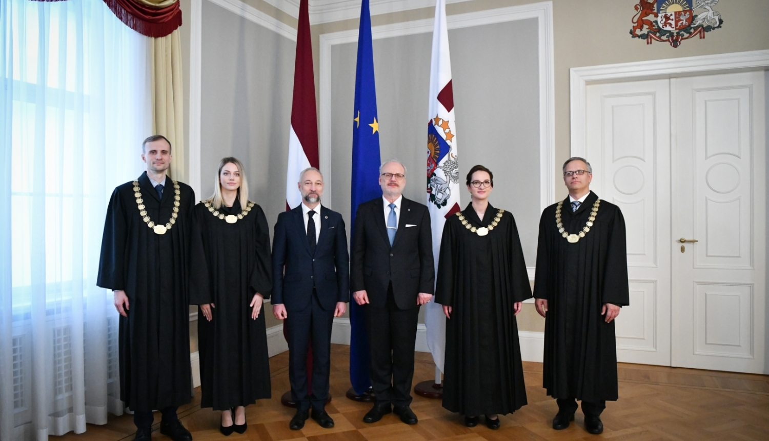 Attēlā attēloti tiesneši pēc zvāresta nodošanas pie prezidenta