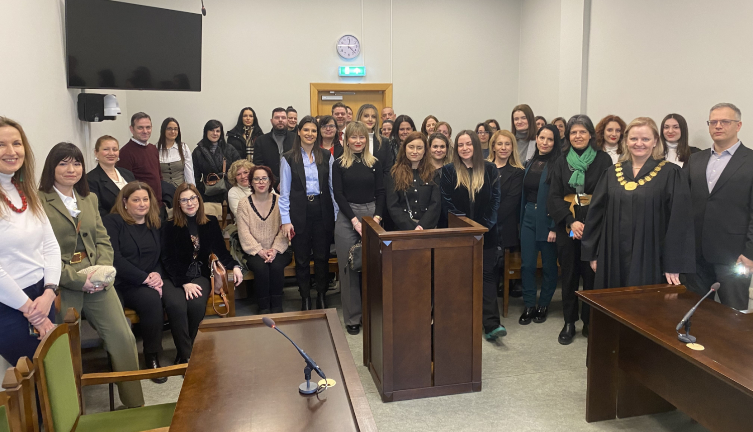 Attēlā redzama delegācijas vizīte tiesas sēžu zālē