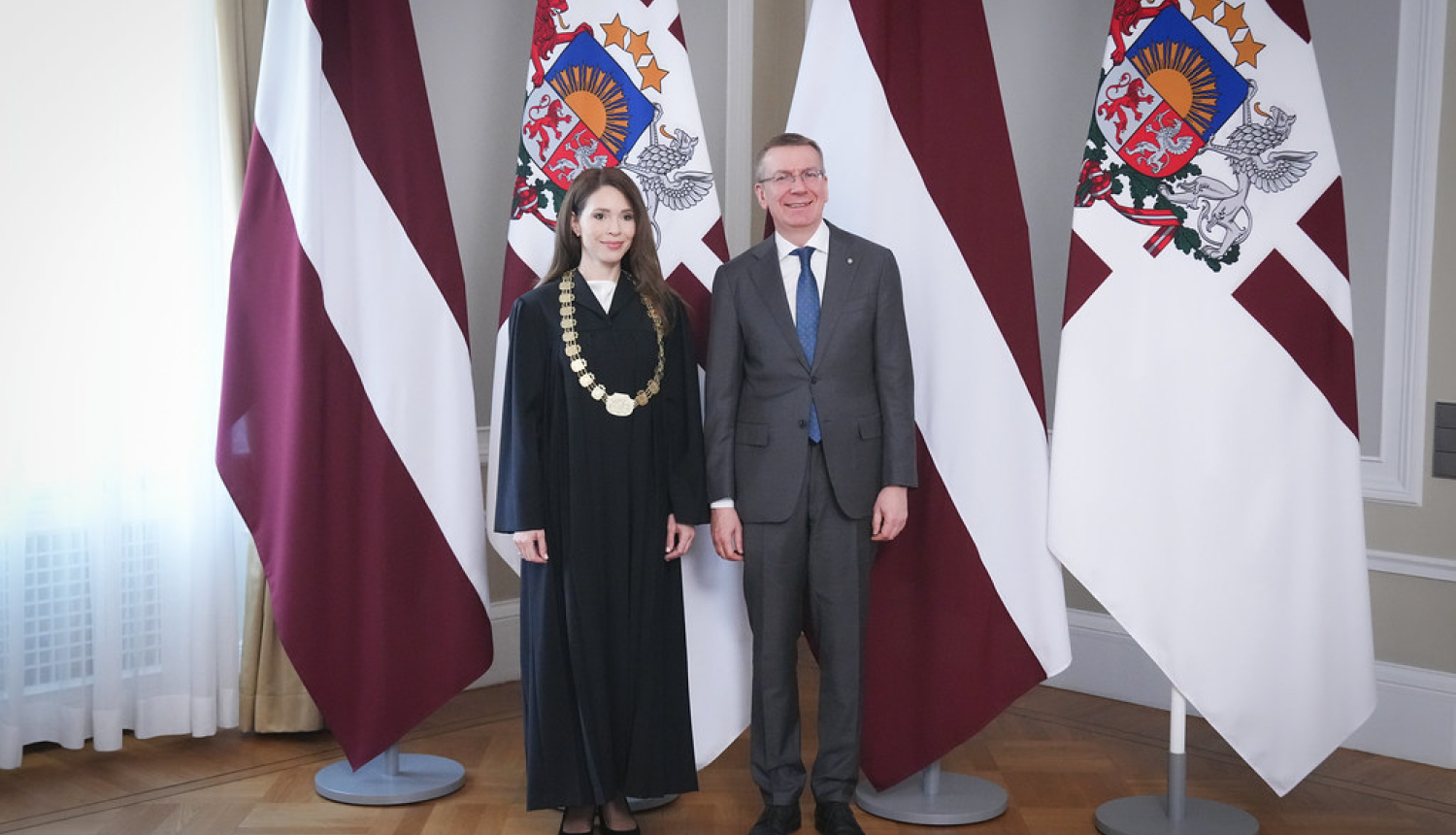 Attēlā redzama tiesnese Natālija Laveniece-Straupmane un Valsts prezidents