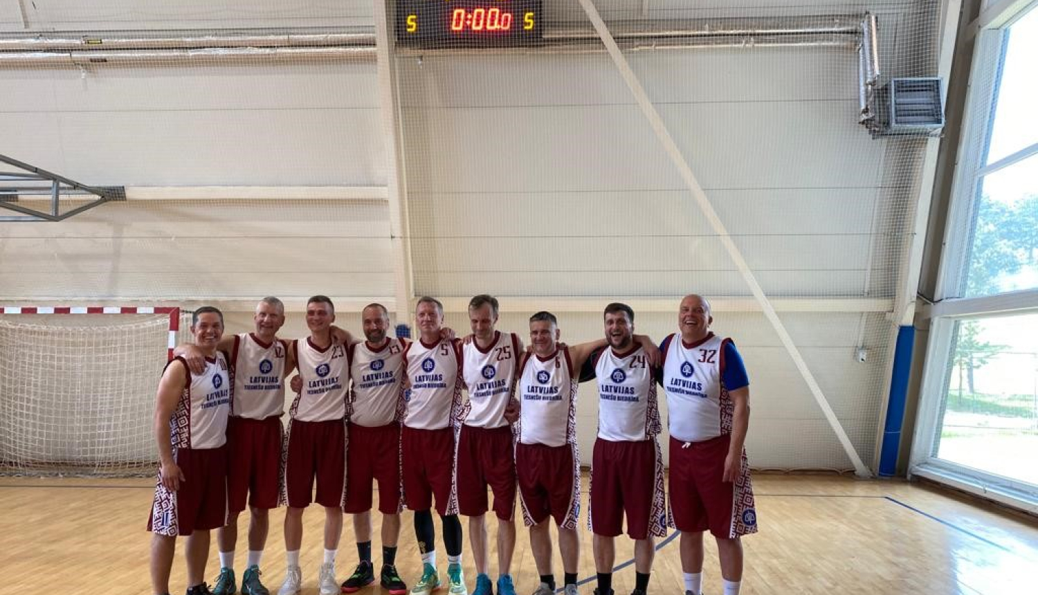 Attēlā attēlota basketbola komanda