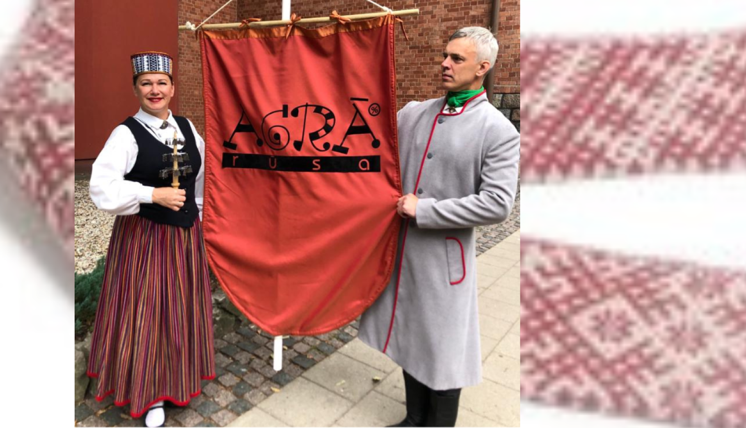 Attēlā redzams dziesmusvētku karogs