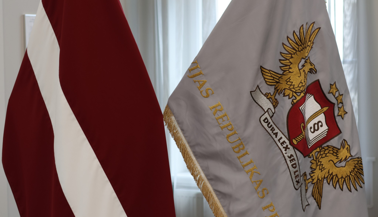 Attēlā redzami divi karogi - Latvijas un Latvijas Republikas prokuratūras