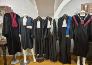 Attēlā redzamas tiesnešu mantijas Šauļos